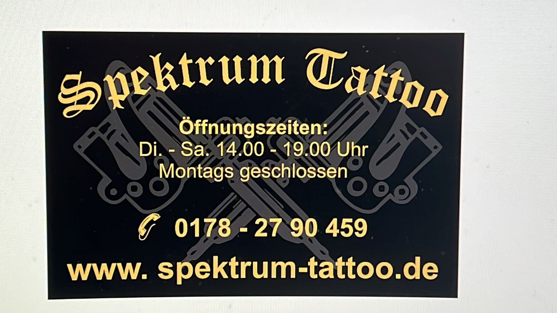 a sign that says seum narben tattoo, mettmann, germany