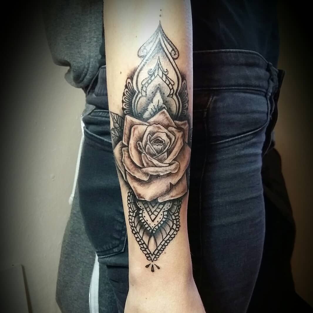 a rose narben tattoo on the arm, berlin, germany