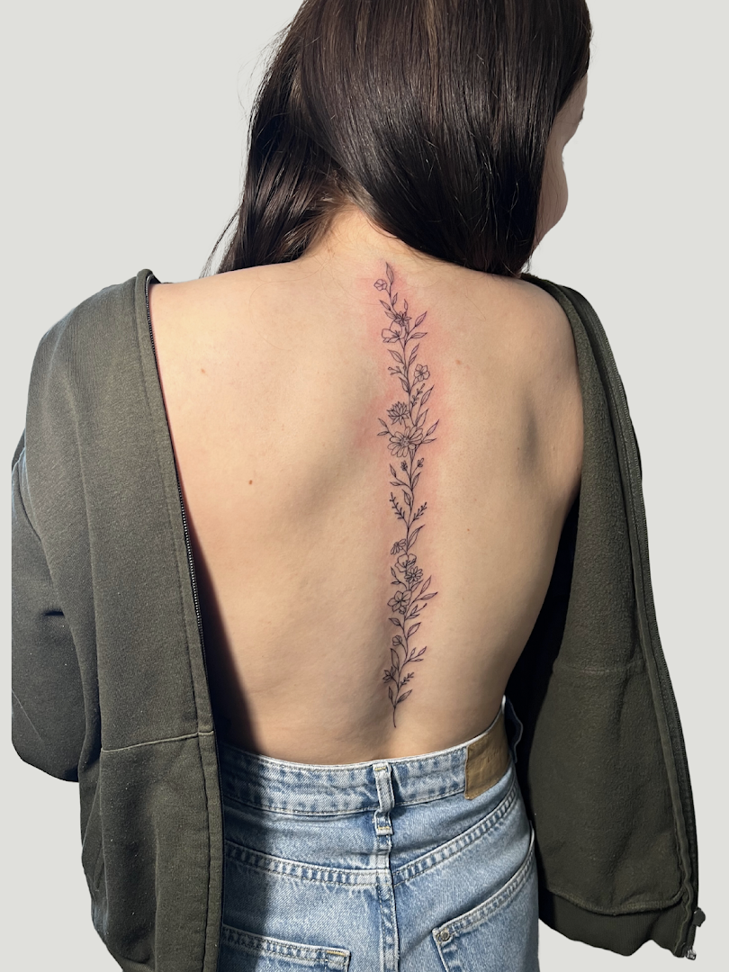 a woman with a narben tattoo on her back, birkenfeld, germany