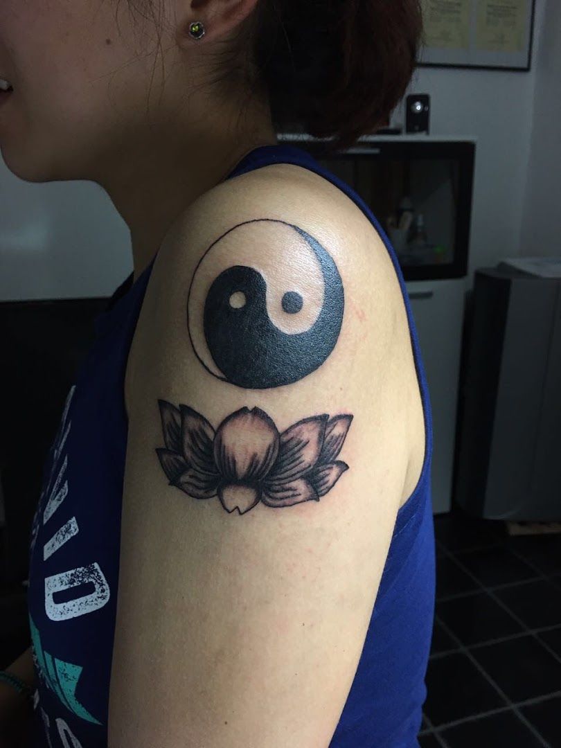 a woman with a yin yin yin narben tattoo on her shoulder, aschaffenburg, germany