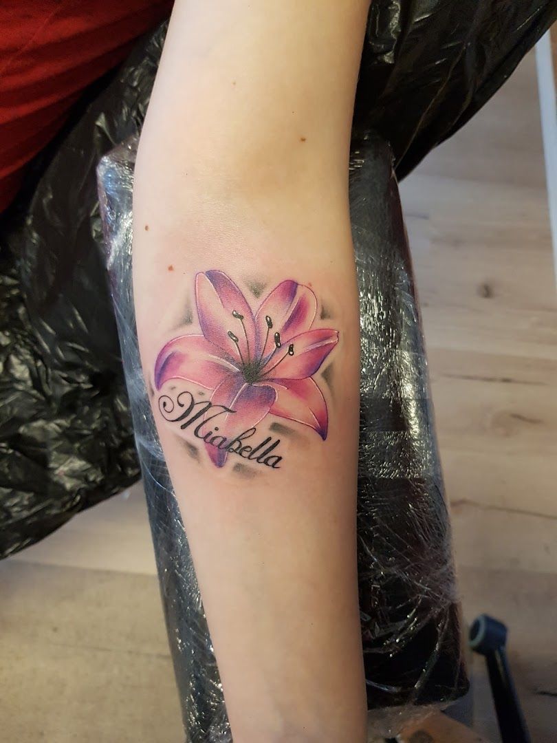 a narben tattoo with a pink lily on the arm, rems-murr, germany