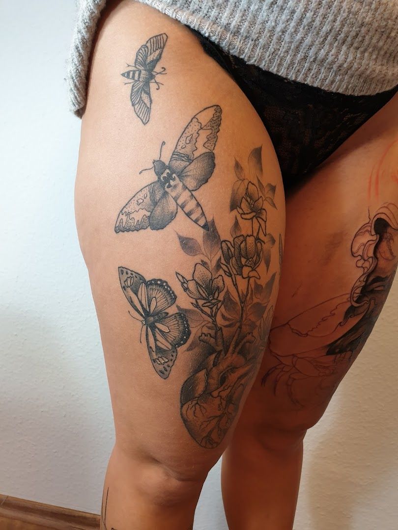 a woman with a narben tattoo on her thigh, mayen-koblenz, germany