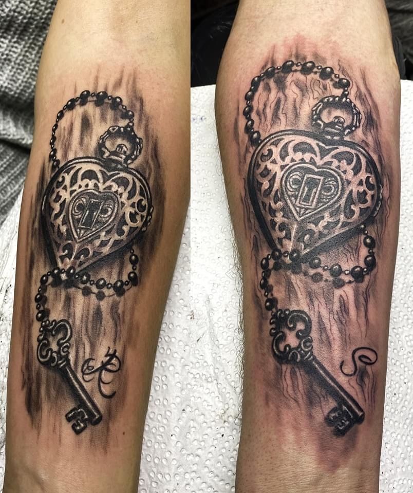 a couple of narben tattoos with a heart and key, greiz, germany