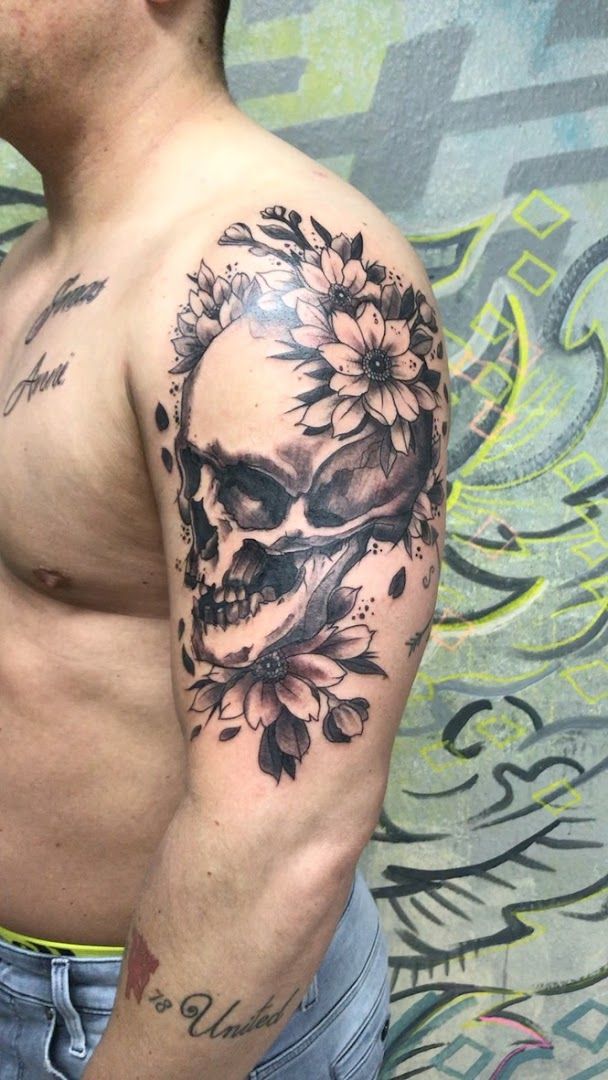 a man with a skull and flowers narben tattoo on his shoulder, meissen, germany