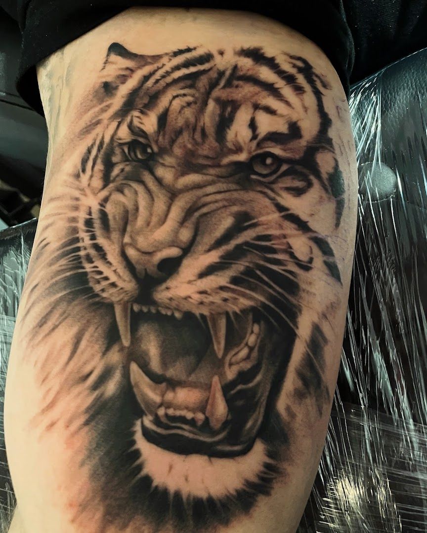 a narben tattoo of a tiger on the leg, nürnberg, germany