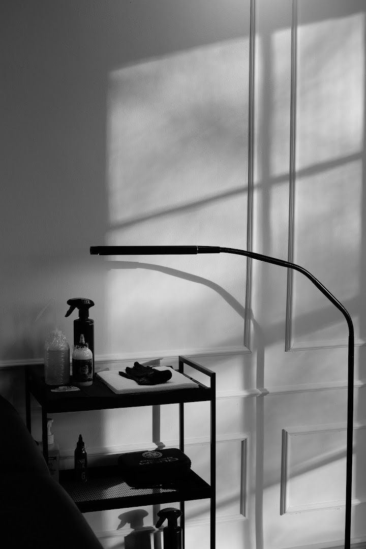 a black and white photo of a lamp and a table