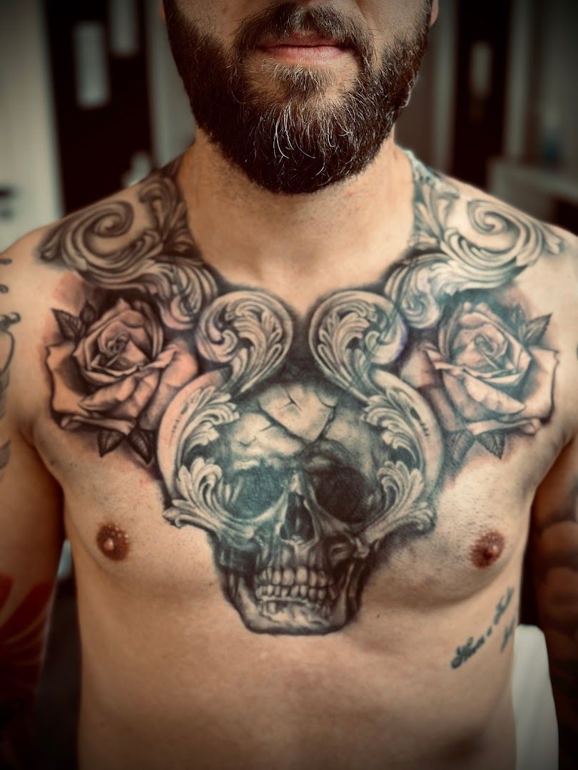 a man with a skull and roses narben tattoo on his chest, südwestpfalz, germany