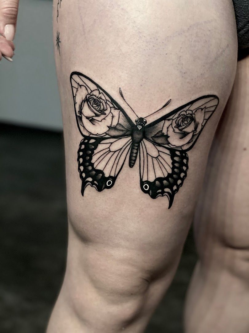 a black and white butterfly narben tattoo on the thigh, frankfurt, germany