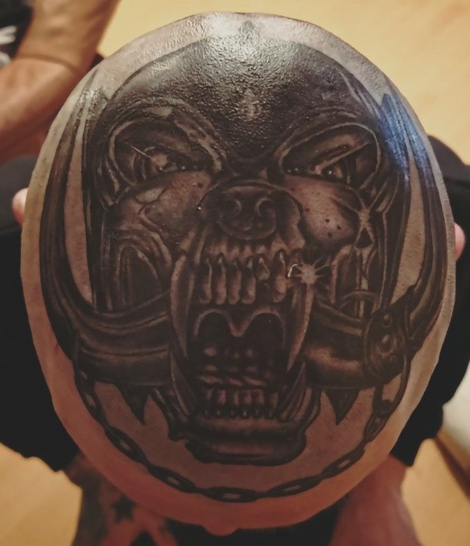 a man with a narben tattoo on his head, schaumburg, germany