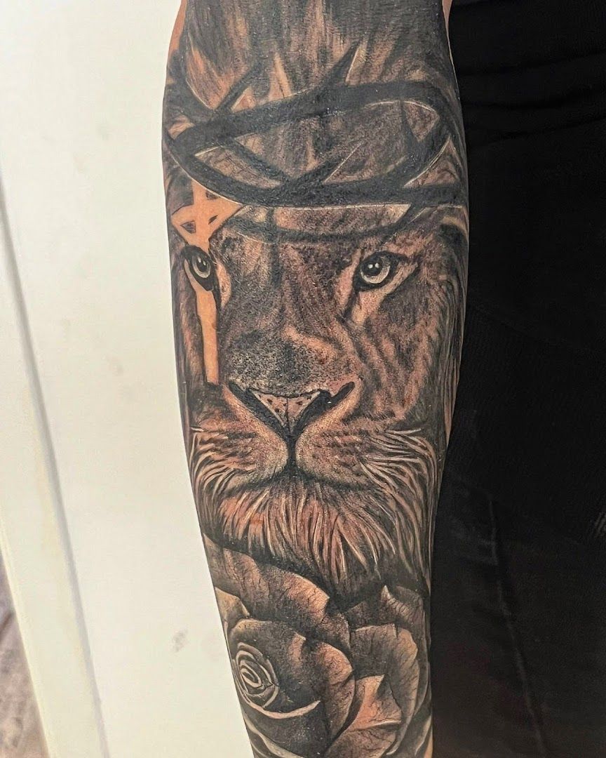 a lion with a hat and a rose narben tattoo on the arm, kreisfreie stadt oldenburg, germany