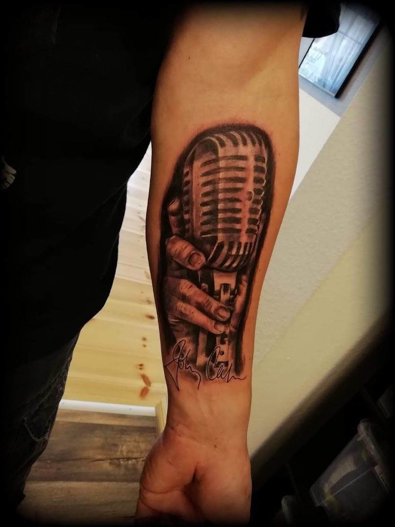 a microphone narben tattoo on the forearm, oberhavel, germany