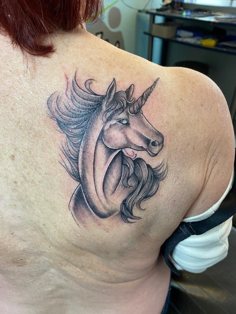 a woman with a narben tattoo on her back, osterholz, germany