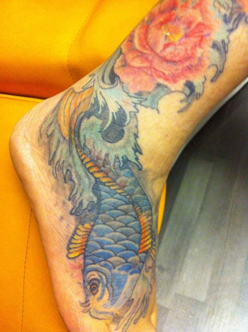 koi fish japanische tattoos in leipzig on leg, neumarkt, germany