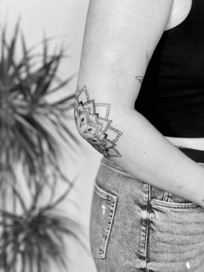 a woman with a japanische tattoos in leipzig on her arm, saarlouis, germany