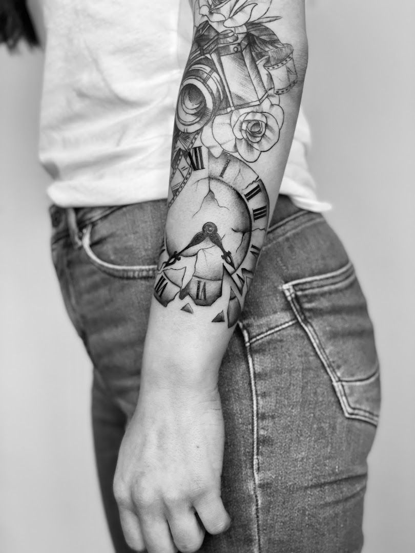 a man with a japanische tattoos in leipzig on his arm, saarlouis, germany