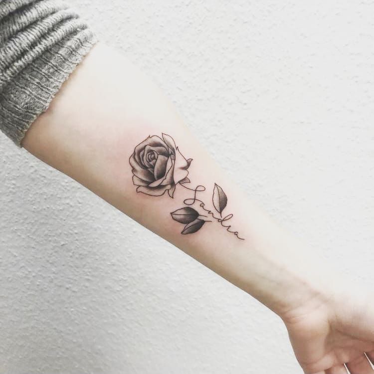 a black rose narben tattoo on the wrist, nürnberg, germany