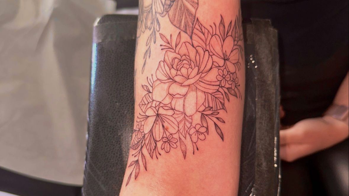 a woman's arm with a narben tattoo of flowers, hersfeld-rotenburg, germany
