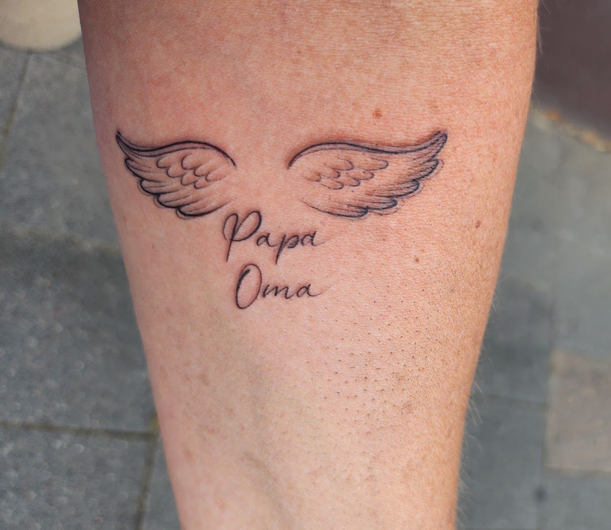 a narben tattoo with a wing on the leg, offenbach, germany