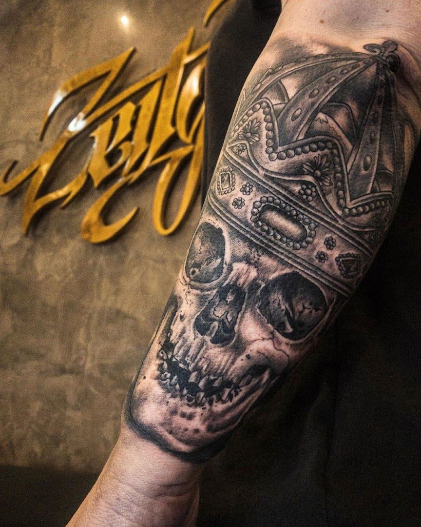 a skull with a crown cover-up tattoo on the arm, kreisfreie stadt bottrop, germany