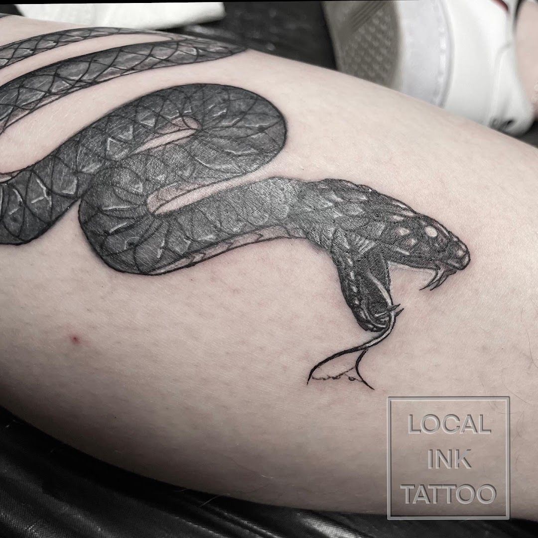 a snake narben tattoo on the thigh, paderborn, germany