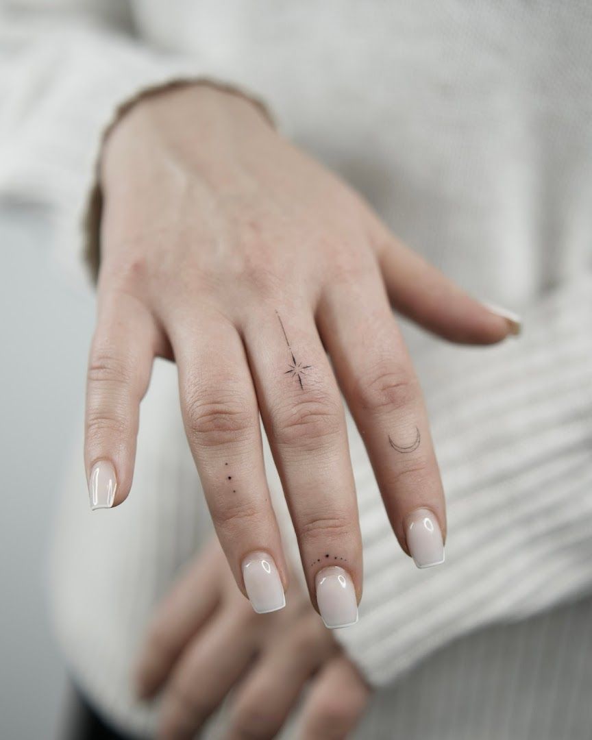 a woman with a small narben tattoo on her finger, berlin, germany