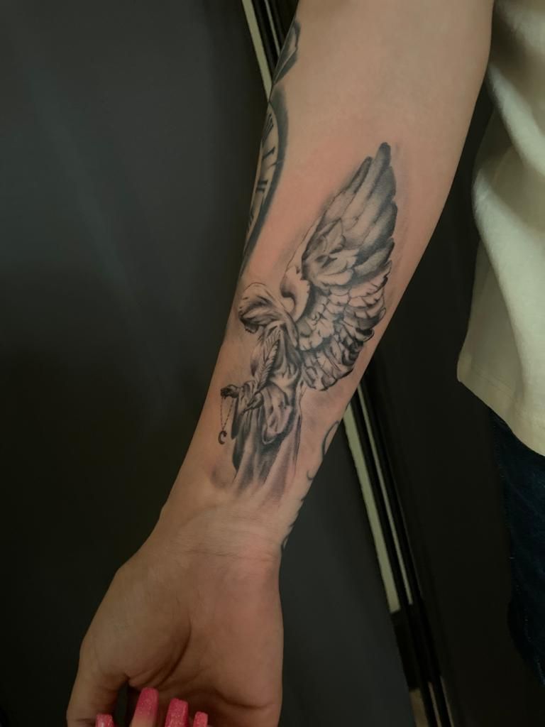 a narben tattoo of a bird on the wrist, hamburg, germany