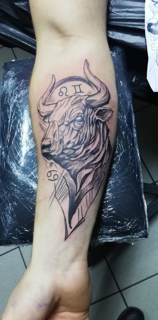 a japanische tattoos in leipzig of a bull on the arm, ebersberg, germany