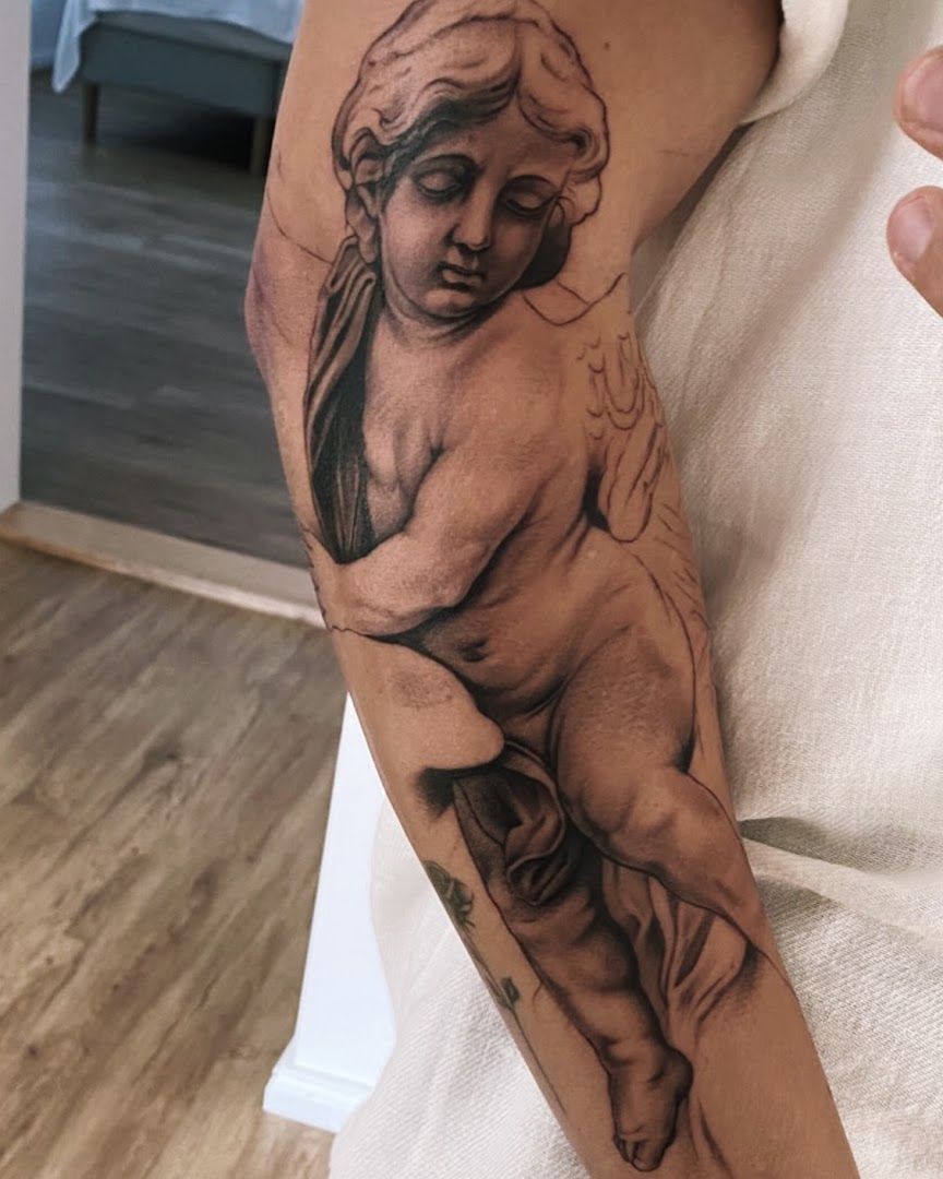 a woman's arm with a narben tattoo of a woman, nürnberg, germany