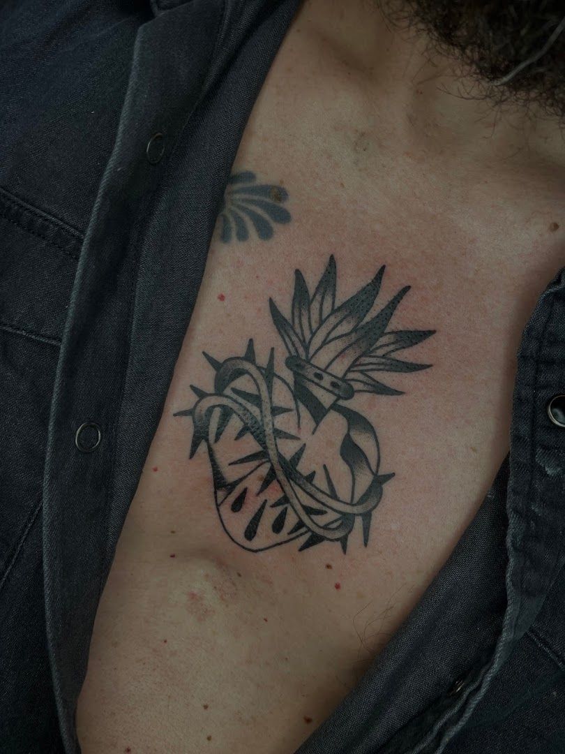 a man with a japanische tattoos in leipzig on his chest, bayreuth, germany