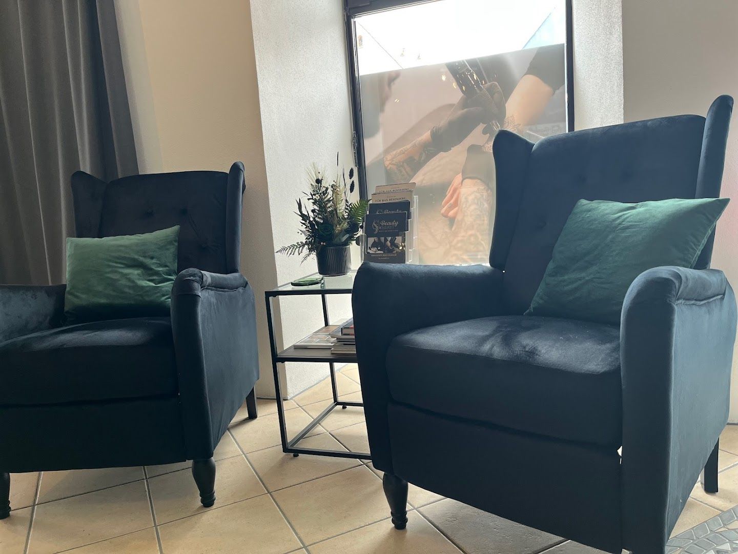 two chairs with green cushions in a living room