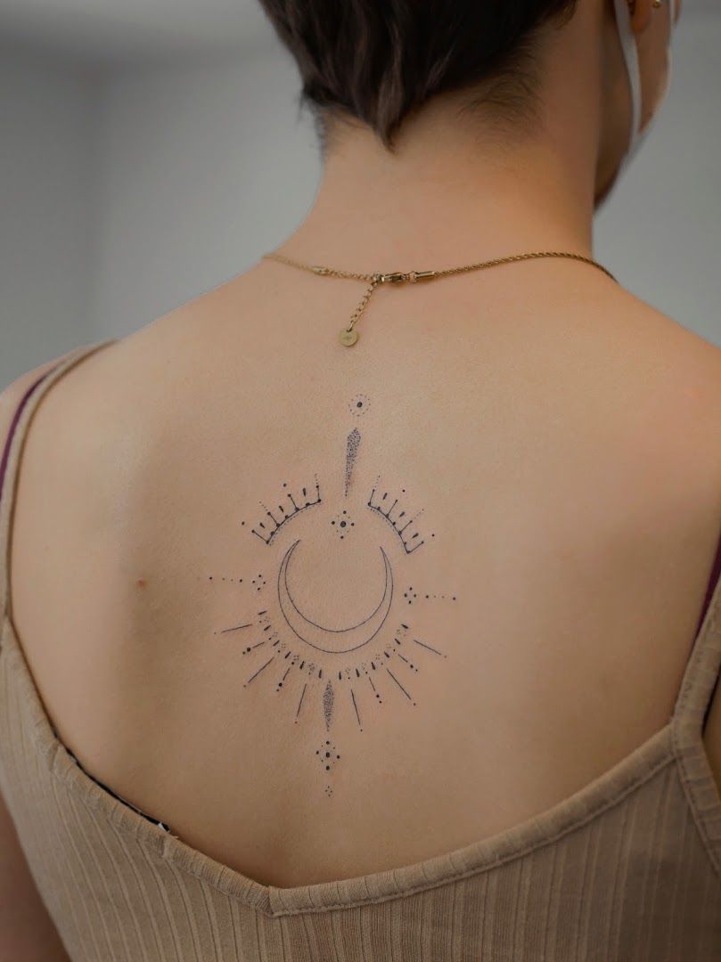 a woman with a narben tattoo on her back, bayreuth, germany