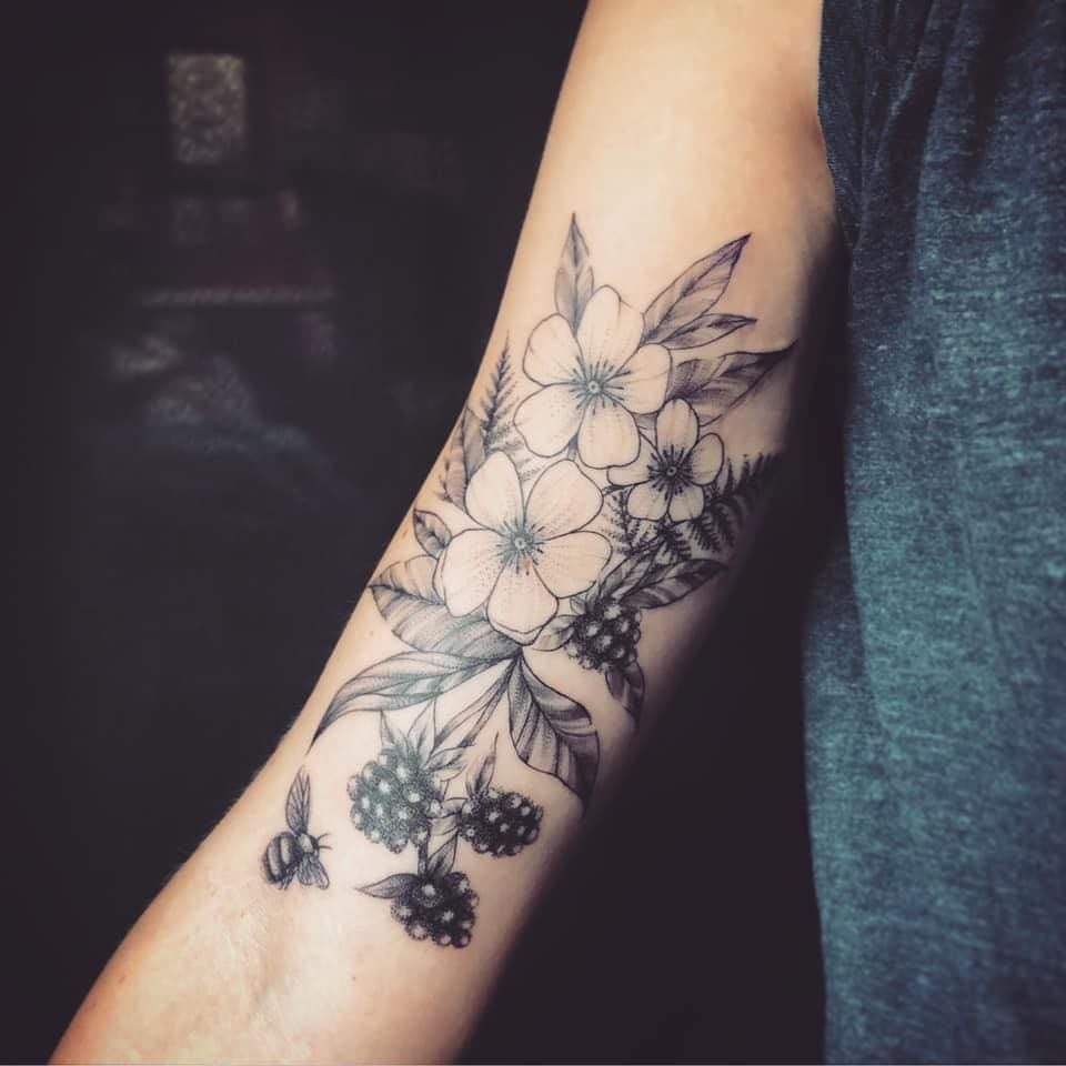 a black and white flower narben tattoo on the forearm, saale-orla-kreis, germany