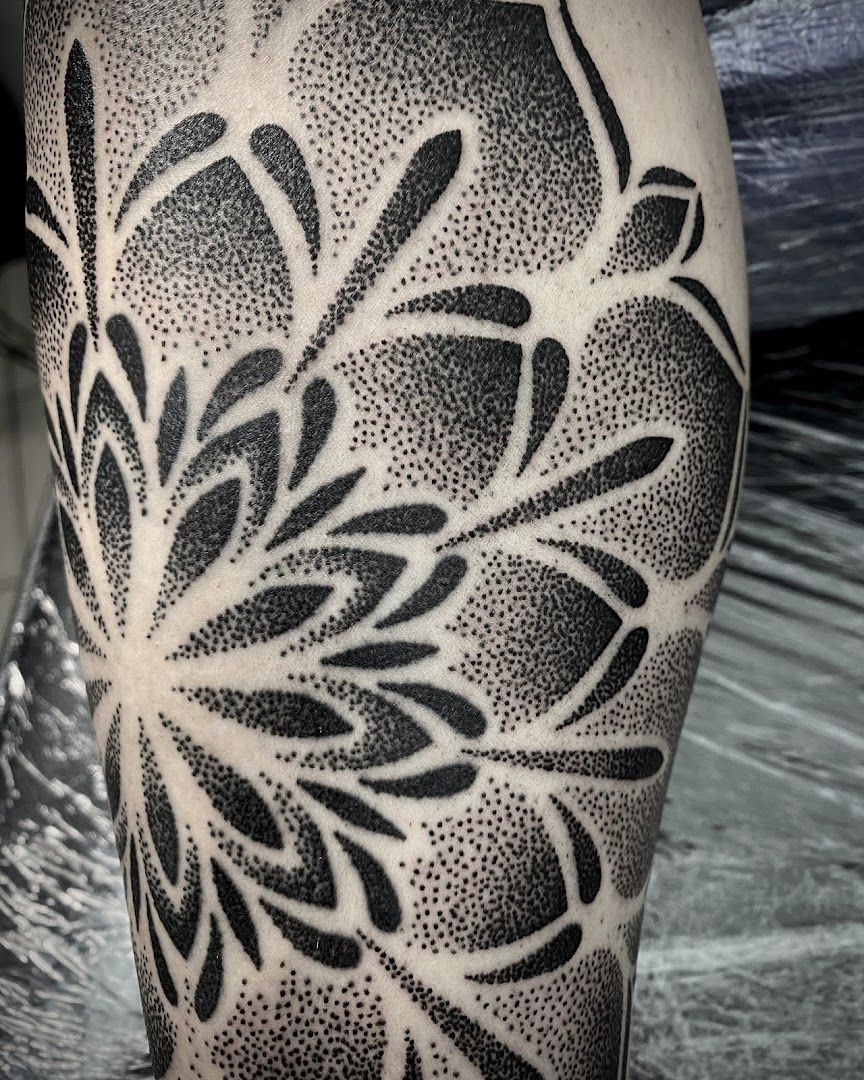 a black and white narben tattoo design on the leg, kreisfreie stadt freiburg im breisgau, germany