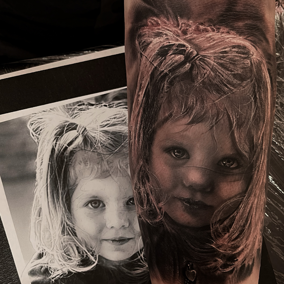 a narben tattoo of a girl with a picture of a child, kreisfreie stadt oldenburg, germany