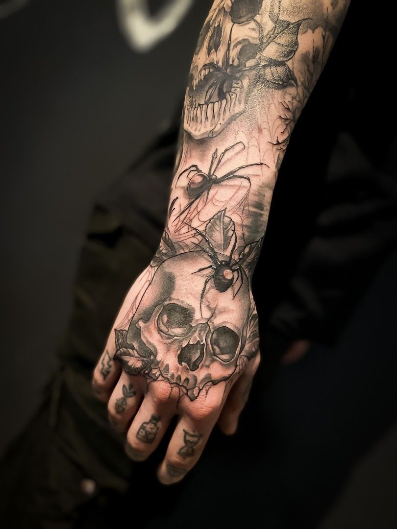 a man with a narben tattoo on his arm, regen, germany