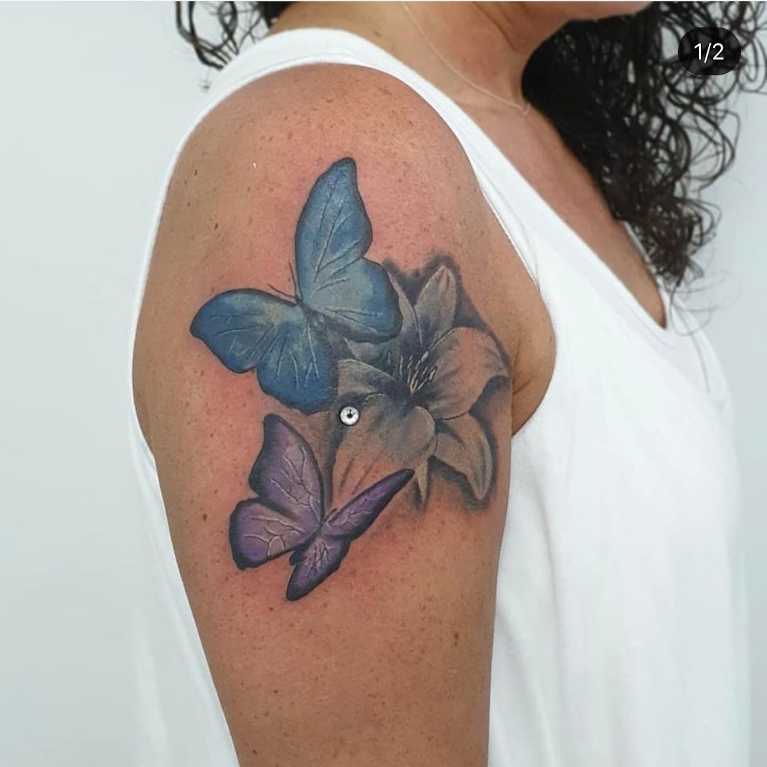 a woman with a japanische tattoos in leipzig on her shoulder, göppingen, germany