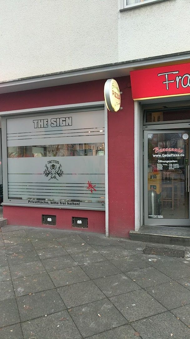 a store front with a sign that says tros