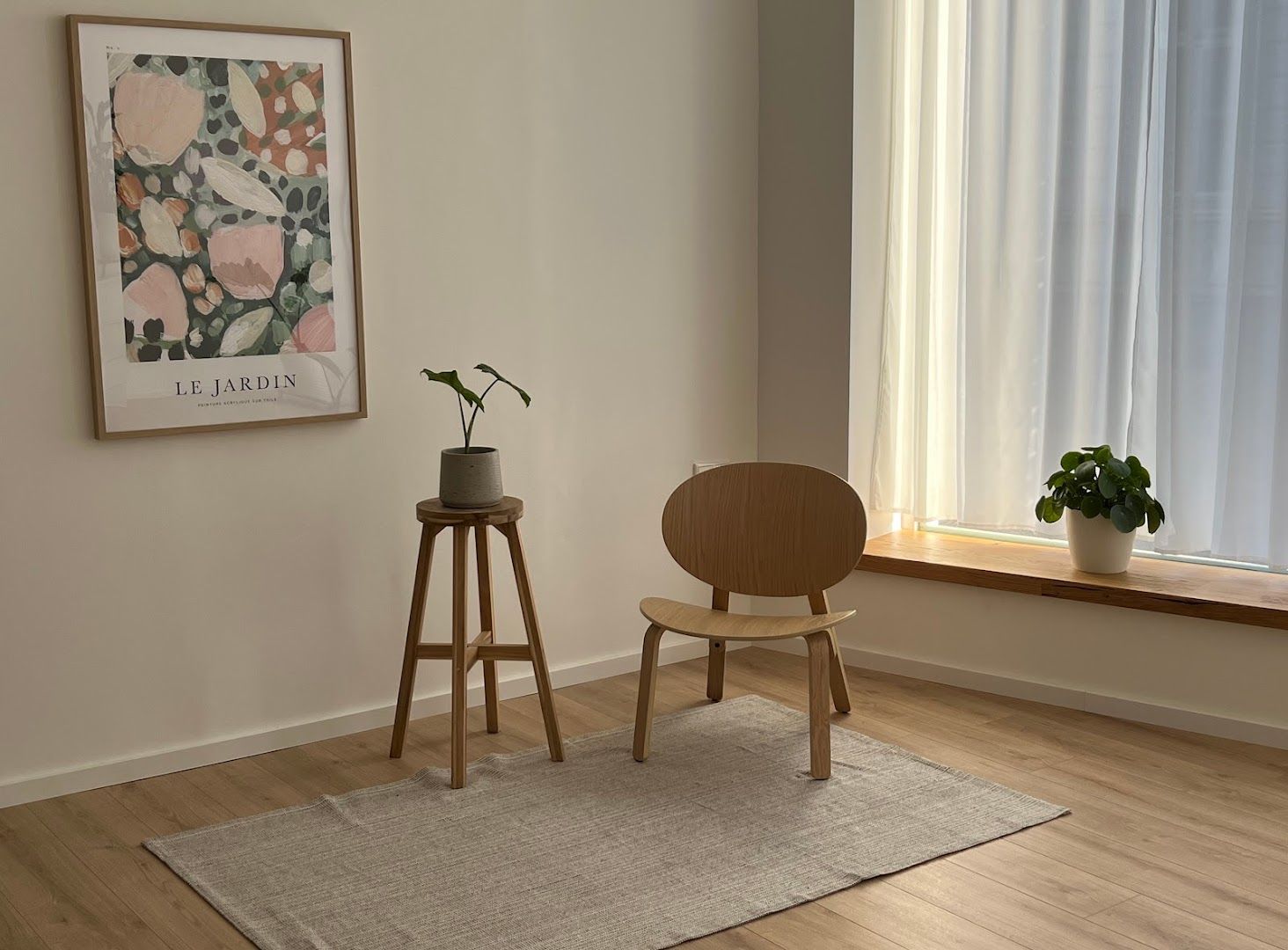 a chair and a plant in a room