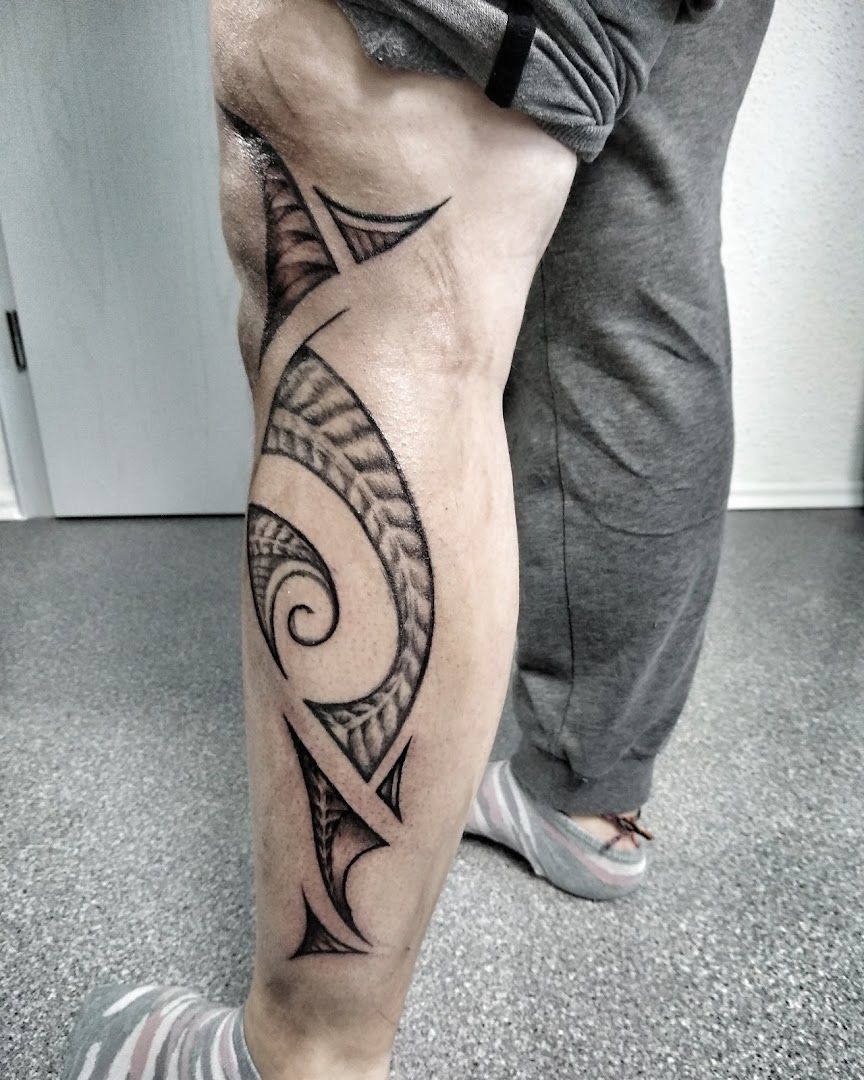 a man with a narben tattoo on his leg, neumarkt, germany