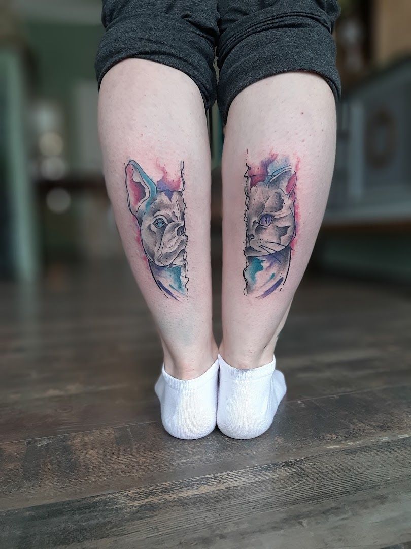 a woman's legs with a cat japanische tattoos in leipzig on them, gütersloh, germany