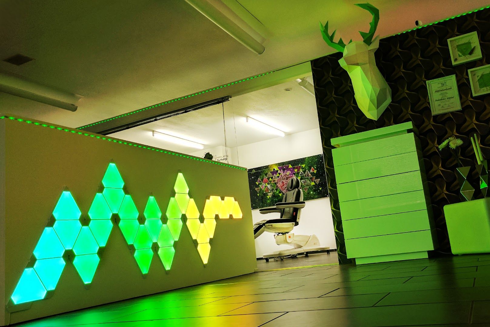 a room with a wall with a green and yellow light