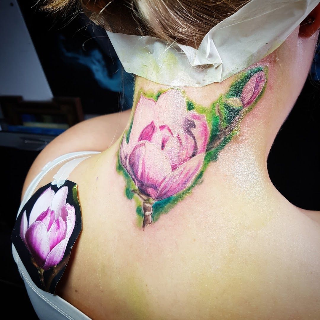 a woman with a narben tattoo on her neck, neustadt an der weinstraße, germany