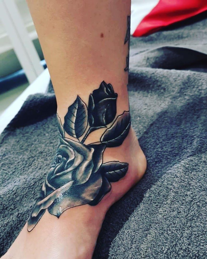 a narben tattoo of a flower on the ankle, siegen-wittgenstein, germany