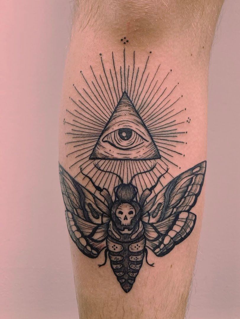 a black and white narben tattoo of a moth with an all seeing eye, neumarkt, germany