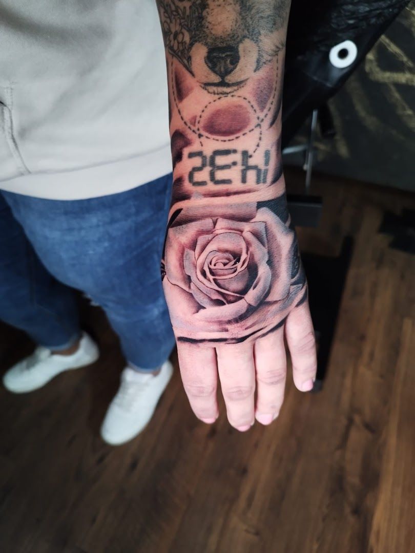 a rose narben tattoo on the wrist, cuxhaven, germany