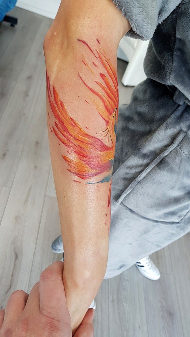 a woman with a realistic tattoos on her arm, ansbach, germany