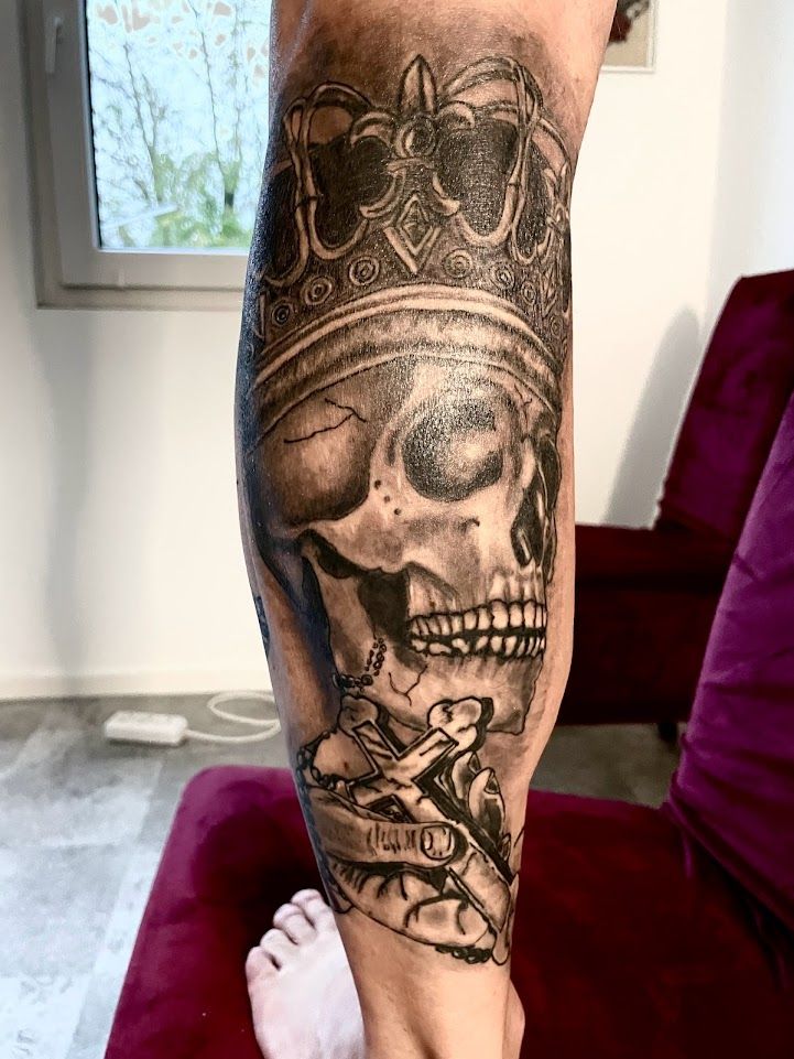 a man with a skull cover-up tattoo on his leg, soest, germany