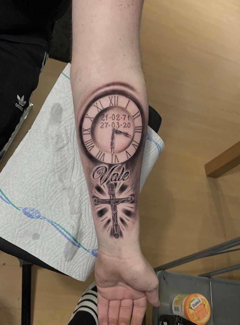 a clock narben tattoo on the wrist, bergstraße, germany