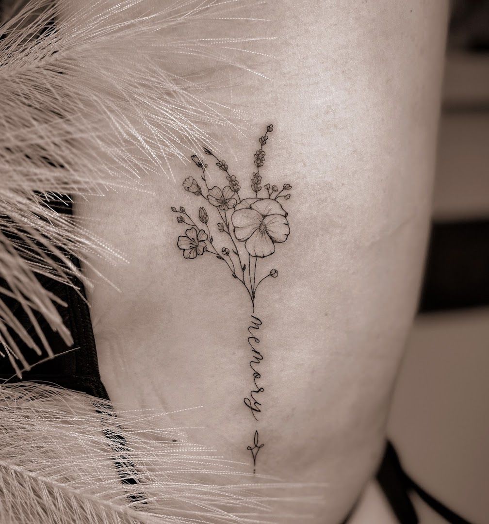 a small flower narben tattoo on the back of a woman's neck, schaumburg, germany