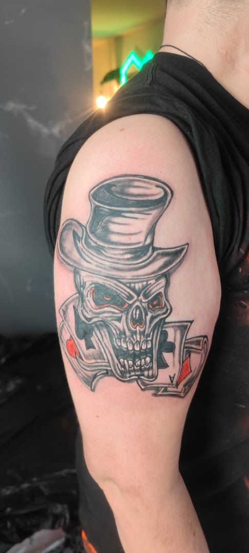 a skull with a top hat and a gun narben tattoo, ravensburg, germany